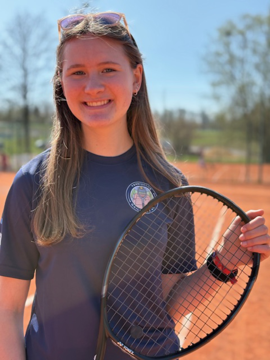 Nachwuchsarbeit im Tennisclub – Lia im Einsatz für die Jüngsten